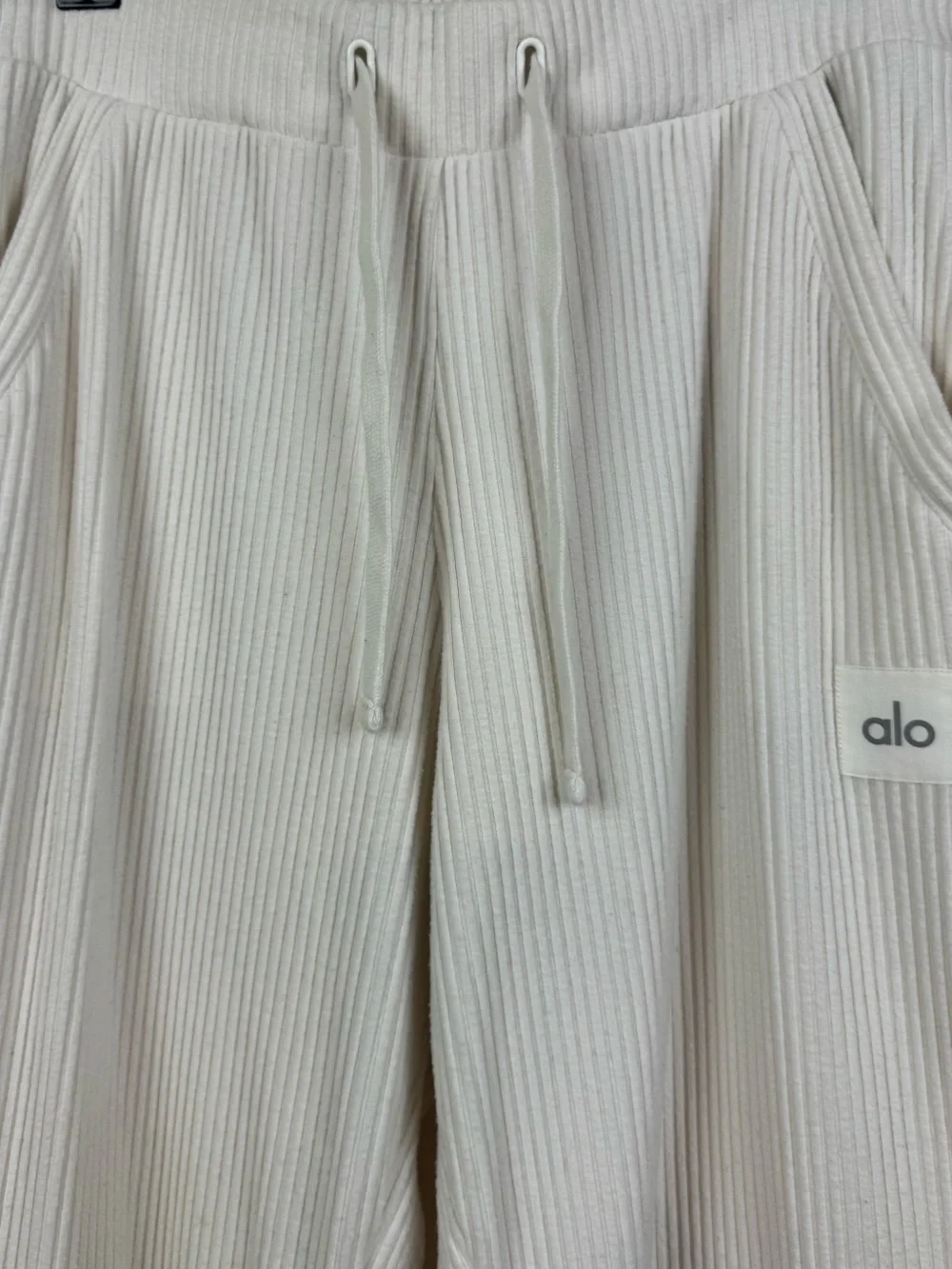 ALO Yoga Muse Sweatpants in Ivory sz M